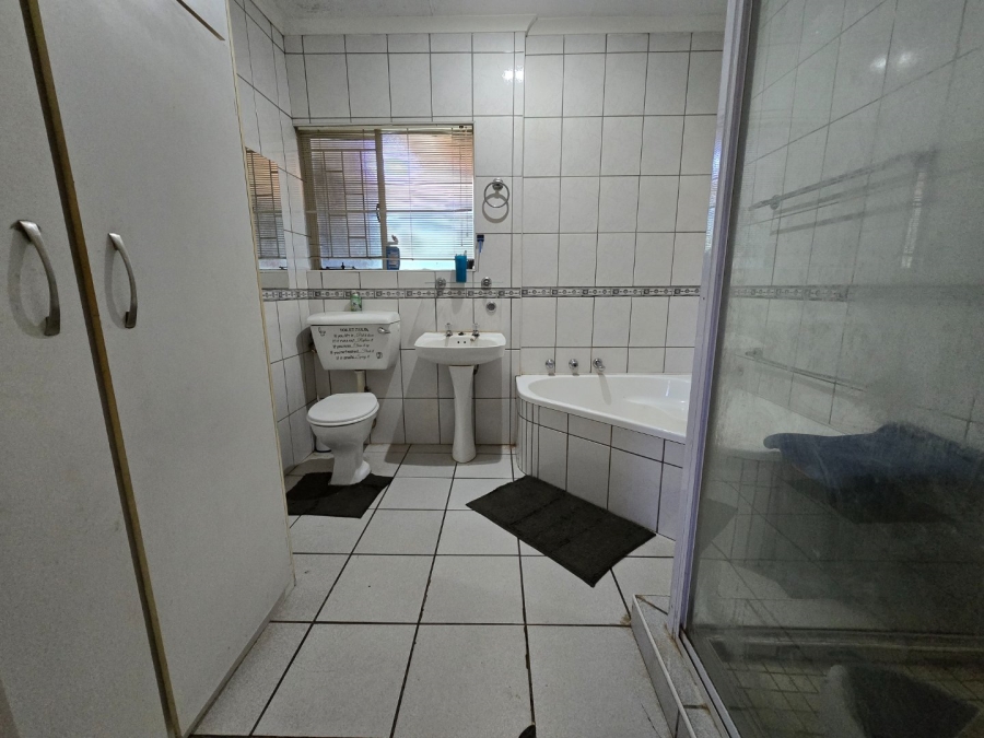 2 Bedroom Property for Sale in Kannoniers Park North West